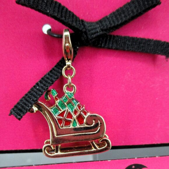 Lot of 4 Nordstrom Christmas Enamel Charms Sleigh Wrapped Gifts Wreath Gold Tone - Picture 9 of 11